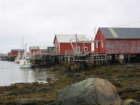 89 Kirkøy Nyere tids kulturminner. På Kirkøy ligger et kulturmiljø som består av fiskemottak, butikk og flere naust og brygger fra 1900-tallet.