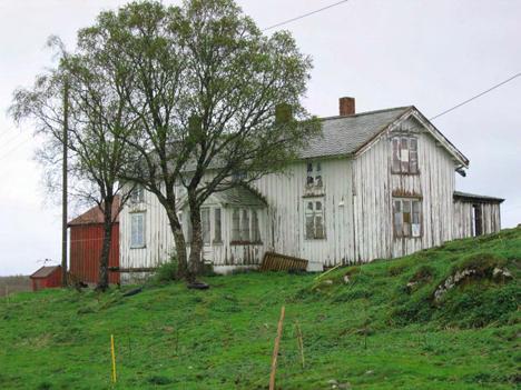 Ei av tuftene er undersøkt og her ble det funnet et stort antall avslag og redskaper fra steinalderen.