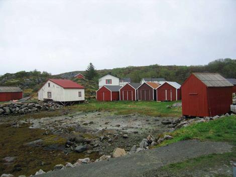 Kulturmiljøet består av eldre og nyere naust og brygger, eldre og nyere butikk, fiskemottak og eldre våningshus med