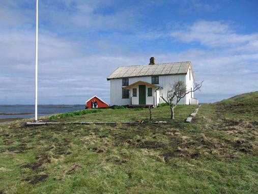 - Hysvær, Ytterøya På Ytterøya i Hysvær er det både nyere og eldre bebyggelse, samt ruiner etter tidligere bebyggelse. Stående bebyggelse består i dag av to bolighus, to uthus og to brygger.