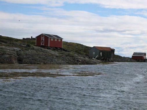 - Hysvær, Brattøya På Brattøya ligger eldre og nyere bebyggelse med bolighus, uthus og brygge.