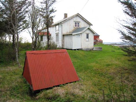 108 Omnøya  På Omnøya ligger et kulturmiljø bestående av to eldre gårdsbruk, som opprinnelig hadde fellestun, og et