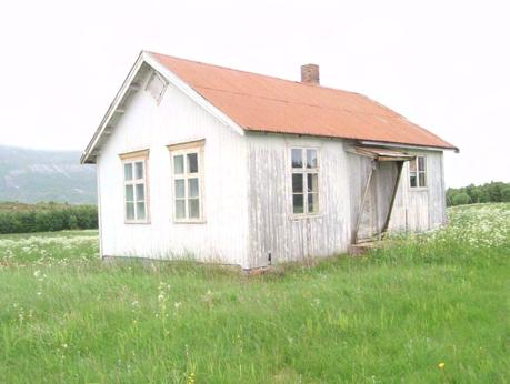 Dette er en klassisk plassering av gravminner, da disse gjerne skulle være godt synlige for forbipasserende på sjøen. 114 Hestun Nyere tids kulturminne.