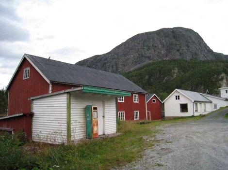 Under brua er rester av et gammel båttrekk, med tørrmurer og smijernsrekkverk. Kollstraumen er en tidevannsstrøm som kan være både sterk og farlig.