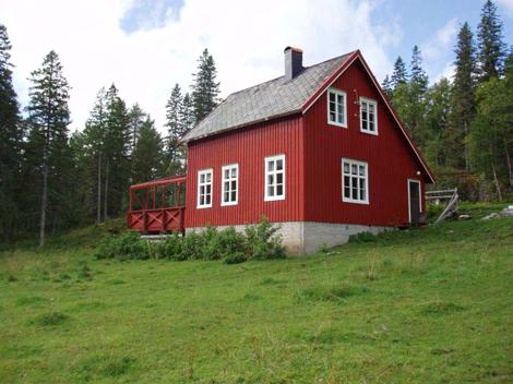 Like ved bygningene på bruket Sommerset ligger et gravfelt med fire gravrøyser. Røysene ligger rett ved den gamle kjerreveien som har gått over til nabogården.