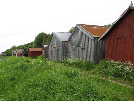 I 1920-årene ble det bygget en molo her, noe som hjalp på i forhold til denne problematikken.