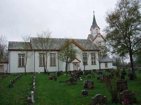 I utkanten av bygdetunet på Vik ligger en gårdshaug med et 1 meter tykt kulturlag. Trolig er gårdshaugen rester etter det gamle fellestunet på Vik.