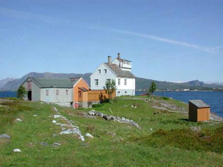 Sagnet om Nordlandsfjellene. De sju søstre og Lekamøya var hos Landego-kjerringa. Jentene danset og lekte i havet utenfor Landego.