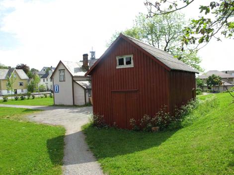 Som ledd i ønsket om å forbedre fyrstasjonen, ble det på starten av 1890-tallet vedtatt å flytte Brønnøysund fyrstasjon fra Buholmen til Prestøya.