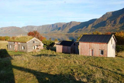 62 Svenøy Foto: Magnar Solbakk, Brønnøy kommune. Nyere tids kulturminner. Midt i Skillbotnfjorden ligger Svenøy.