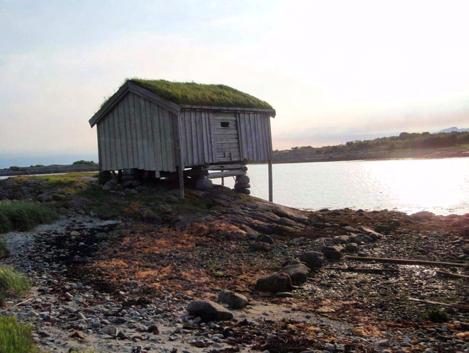 75 Minde, Lundsjøen Nyere tids kulturminner. På østsiden av Mosvågen ligger et naustmiljø med til sammen fem naust.