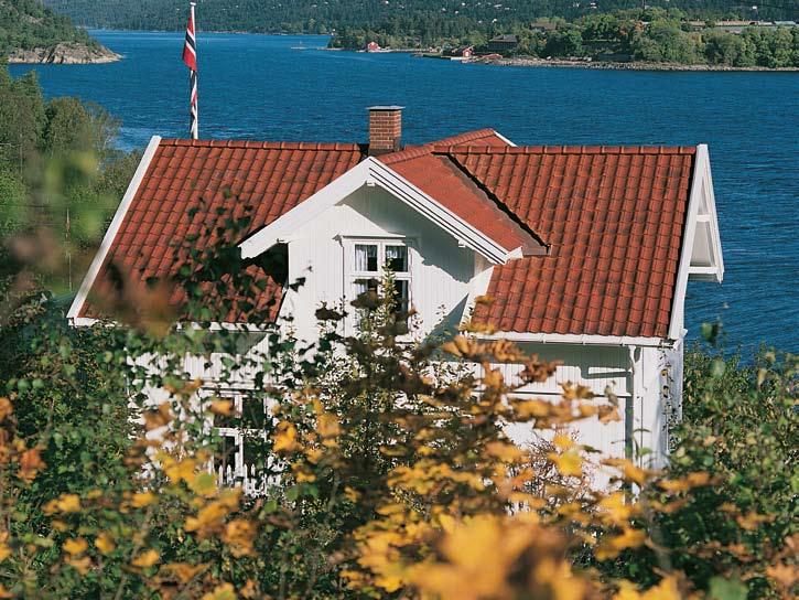 Priseksempel tegltakstein enkelkrum Nortegl Engobert høstrød To nye farger: Engobert Høstrød og Kobberrød Glassert Kastanje. Eldgammel tradisjon og moderne teknikk i en og samme stein.