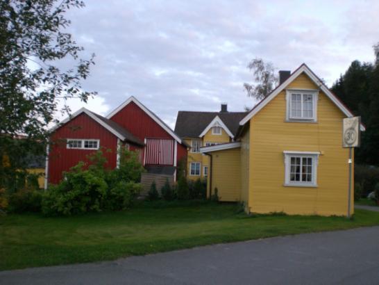 Sivert Dahlens veg er både adkomstveg til boligene og en del av g/s-vegen langs Osloveien. På østsida av boligfeltet mellom Sivert Dahlens veg og Nidelva ligger flate jordbruksrealer. Se delområde 5.