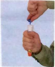 Træk den blå beskyttelseshætte af med den modsatte hånd. 3. Hold EpiPen Jr. i en afstand af ca. 10 cm fra ydersiden af låret.