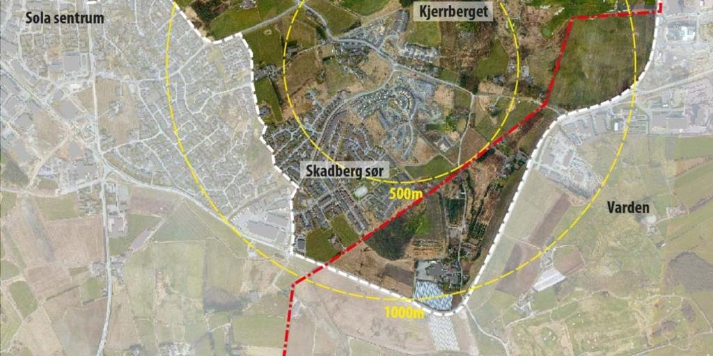 Den største delen av studieområdet ligger i Sola kommune, mellom de tett bebygde boligområdene øst for Sola sentrum og Forus Vest.