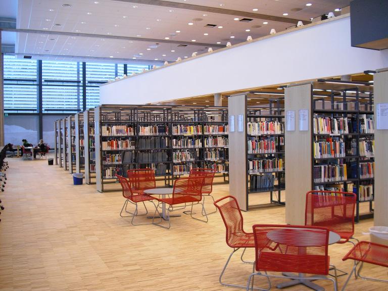 Nye stier for bibliotekaren i høgskolens forskning og undervisning Heidi Kristin Olsen Høgskolen i Vestfold Biblioteket Foredraget skal handle om Mest om biblioteket og forskerne Kort om