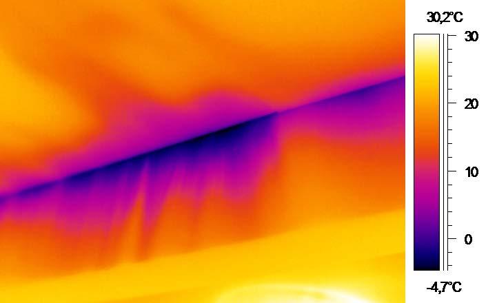 Informasjon Øverste IR-bilde viser luftlekkasjer. Luftlekkasjer fremstår som tunger på termogrammene (IR-bilde). Nederste IR-bilde viser nedkjølte flater.