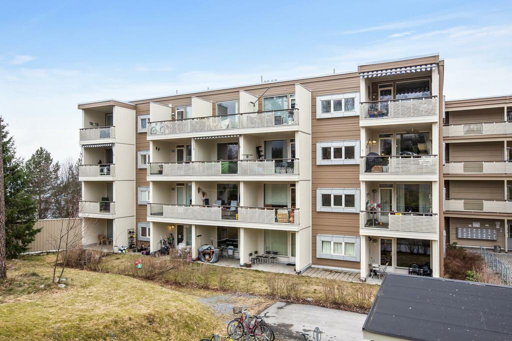 Haugerud: Pen 2-roms med terrasse og hvitevarer. Møblert. Mulighet for leie av garasje kr 250/mnd. Adresse Haugerudhagan 80 - H0103, 0673 OSLO Møblering Etasje 1 Etasje Leie pr mnd Kr.