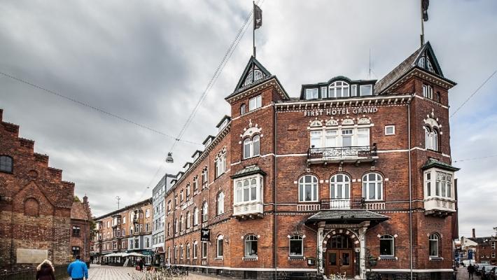 First Hotel Grand Odense Det 4-stjernes First Hotel Grand har en suveren beliggenhet i sentrum av Odense, med kort avstand til mange av byens spennende severdigheter og landemerker.