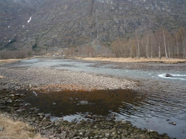 1) like nedstrøms Voll Bru, 2)