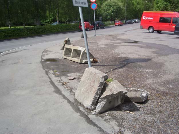 1. Trekanten ved krysset ved innkjøringen til Ammerud ved t-banestasjonen På sørsida av Narvesenkiosken ved t-banestasjonen er noen steinblokker plassert på en trekant.