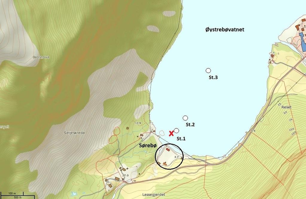 Figur 2.3: Skisse av anleggets plassering med punkt for prøvestasjonerstasjoner tegnet inn. Anleggets plassering er markert med en sirkel, plassering av utslippspunkt er markert med rødt kryss (61.