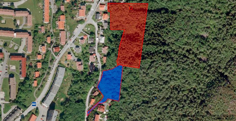 Figur 3:Bildet viser de to eiendommene i saken. Grans eiendom vises i rødt, og eiendommen til Kolstien Panorama AS vises i blått. Kilde: Finn.no (2017). Red: Braathen.