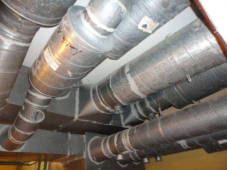 Bilde 29 viser fugemasse rundt skjøtene på ventilasjonskanal i rom 029, fyrrom.