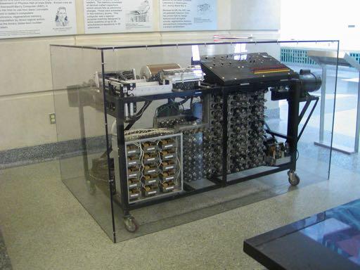 IBM - hullkort (ca 1880) - Leste av dataverdier fra hullkort med elektrisitet for å gjennomføre folketelling.