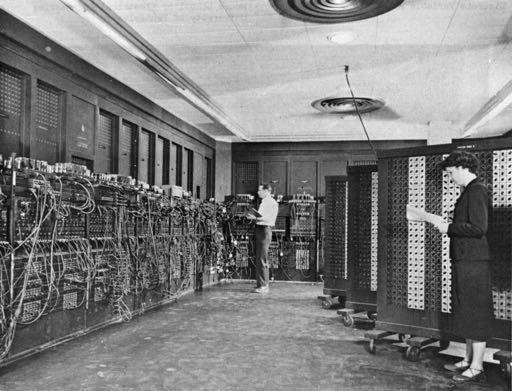 Programmerbar. Finansiert av militære i USA. Input og output på hullkort. "Eniac" by Unknown - U.S. Army Photo.