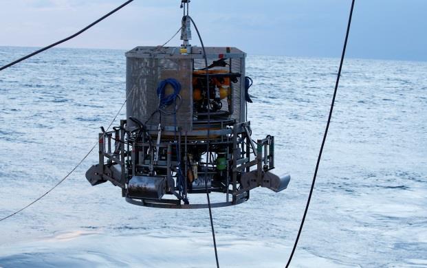 VAMSen er stor og tung, og kameraet viser at det virvles opp mye sediment når den settes på havbunnen.