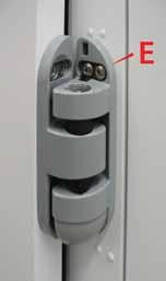 Dra til skruen på rullevalsen etter at valsen er justert slik at døren tetter mot dørpakningen. Fig. 12.