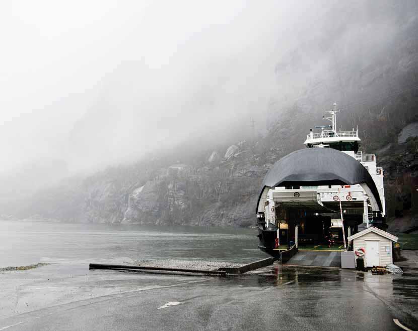 ELEKTROSKANDIA ELEKTROSKANDIA «Alt materiell har så langt kommet inn fjorden på lekter og ferge, men nå på sommerstid kan også bil brukes når veien over fjellet er åpnet.