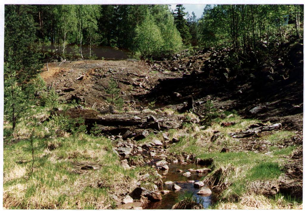 2.7 Espeland gruve Espeland gruve eller Ettedalsgruva er en forekomst som inneholder bly, sink og sølv. Det var forsøksdrift på forekomsten i perioden 1882-92 (Helland, 1904).