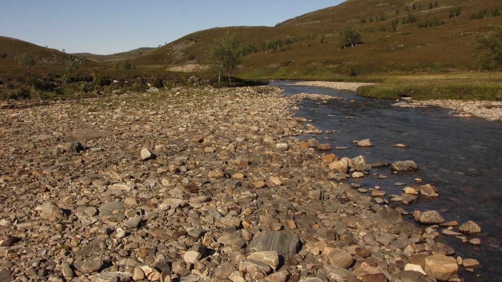 Rørgate (svart stiplet linje), jordkabel, (svart prikket linje), befaringsrute (fiolett stiplet linje), vandringshinder for fisk (oransje stjerne)