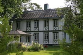 Sandstad, Ladeveien 5b, gnr 415/32 Beskrivelse Villa med uthus og drengestue omkring et U formet tun.