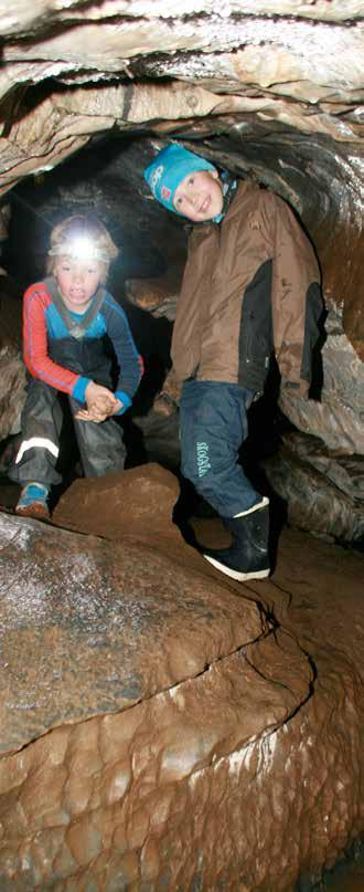 Grottevandring og lek ved Svartfossen i Tromsdalen Vårtur opp Munkstigen med DNT ung Trøndelag Søndag 11.