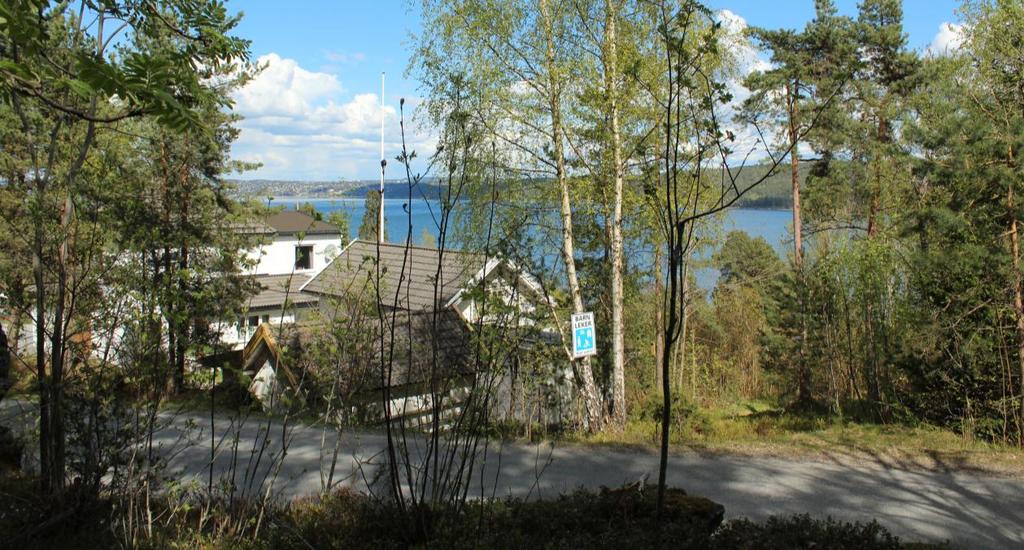 R159735 Røysfelt på gbnr 14/25 Grøstad skog Røysfeltet R159735 består av 5 røyser som ligger i en terrasseformasjon på en høyde 5-20 meter vest for Bomansvikveien.
