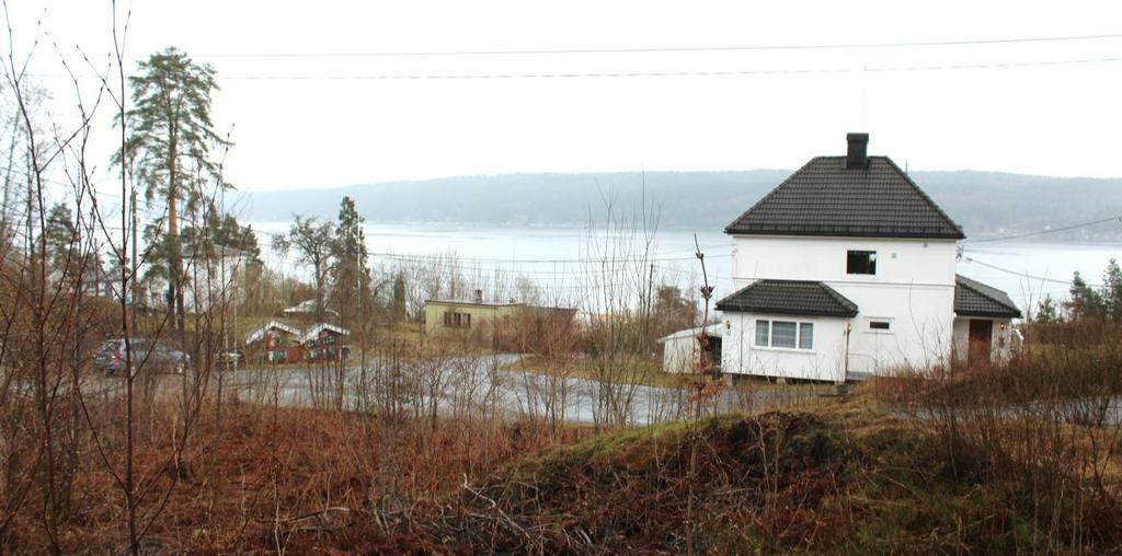 boligeiendommer på vestsiden av Gamle Bomanvikvei, samt et større utmarksområde mellom veiene.