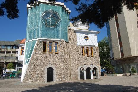 E ndjej mallin e natës Në detin e ëndërrave te mia Ku shpirti im notën Në përmallim. Noton lundra ime e pa trazuar Drejtim ka botën e panjohur Por shpirti im ka mall Në afshin e pashuar.