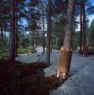 Bakkeparkering (maks 1000 m2 per flate) sert i et nettverk 10-30 meter tilbaketrukket fra stupkanten, av rett på