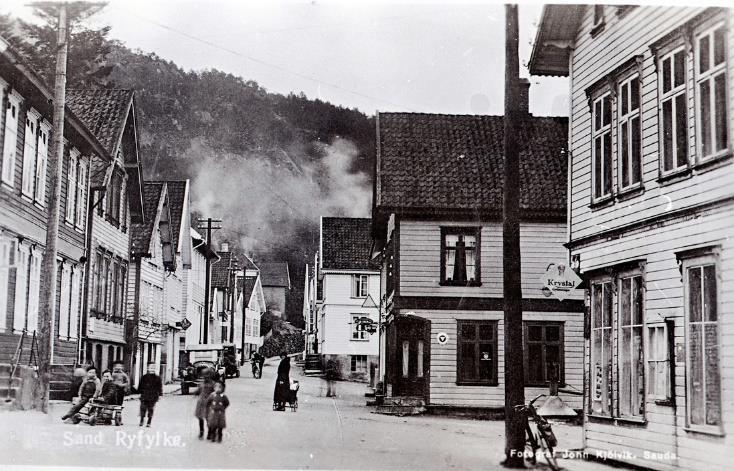 Sand midt i 1920-åra med butikken til Lars Hustoft med