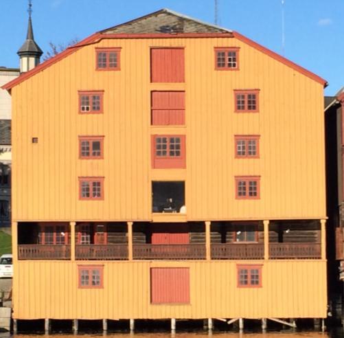 Kjøpmannsgata 27 Antikvarisk klasse A Svært høy antikvarisk verdi Denne bryggen er bygget på 1860-tallet, og er svært godt bevart, med mange aldersverdier i form av kledninger, listverk og vinduer i