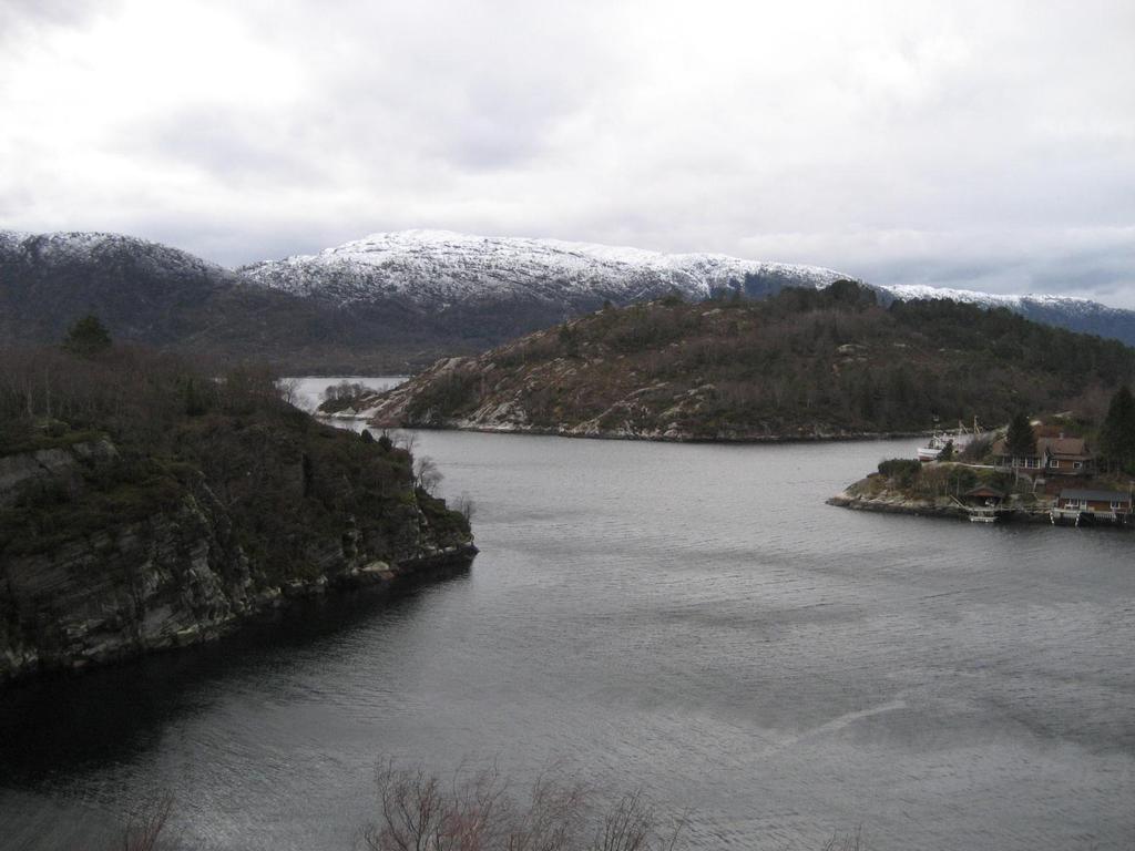 KNARRHOLMEN GULØY FLOLID VEST UTSYN FRÅ FJELLRAND