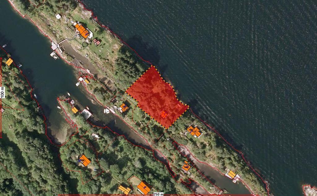 Bygningsstatus Eigedomen er på ca. 3 daa og det er opplyst i søknaden at eigedomen i dag bygd med fritidsbustad på ca. 43 kvm og naust på ca. 19 kvm.