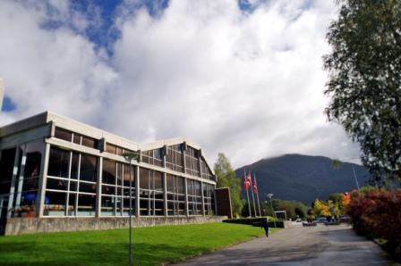 Bygget inneheld ein rekke kulturtilbod som: Førde bibliotek, Sogn og Fjordande fylkesbibliotek, kunstnarsenteret i fylket, idrettshall, symjehall,