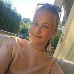 Martine Iren Siggerud Jeg er 15 år gammel og bor i Fredrikstad sammen med familien min. Jeg bor sammen med mamma, pappa, lillebror på 12 år og lillesøster på 6 år.