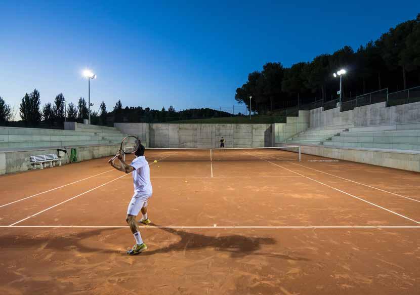Belysning av en utendørs tennisbane Når man skal belyse en tennisbane, er målet å sikre god sikt både for spillere og tilskuere.