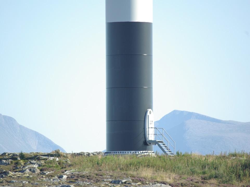 Maling av tårnbasen Ti turbiner ble malt, med sine nabo-turbiner som kontroll