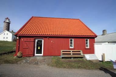 Uthus, tidl. fjøs, nå informasjonssenter Bygningens navn Uthus Nummer i Askeladden 87093-5 GAB nr. 168780206 Byggnr. i fredn.